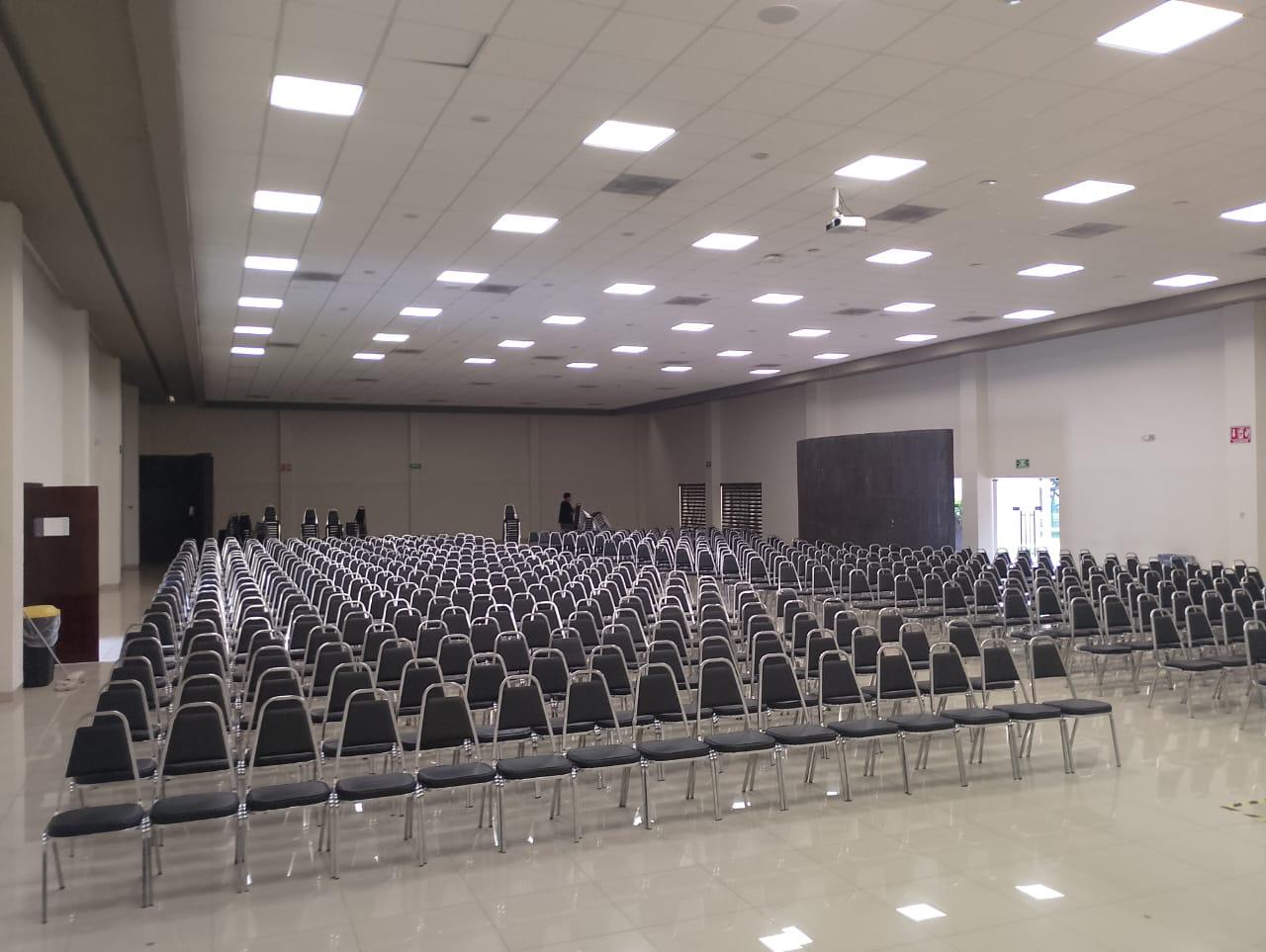 Mobiliario y Montaje — Modelo 13